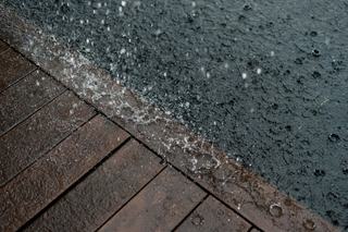 Caillebotis glissant : causes et solutions