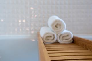 Caillebotis salle de bain en bois : quel choix ?