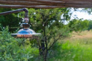 Douche extérieure sur caillebotis : bien la poser