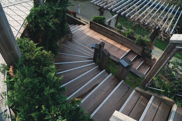 Un escalier extérieur en caillebotis, confortable à monter Un escalier extérieur en caillebotis, confortable à monter